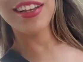 Телка решила заснять на селфи камеру под юбкой трусики которые не надела