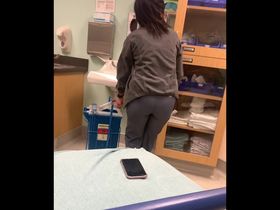 Медсестричка с классной попкой попалась ан камеру в поликлинике