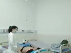 Пациент врачу делает приятно мастурбацией ее клитора прямо в палате