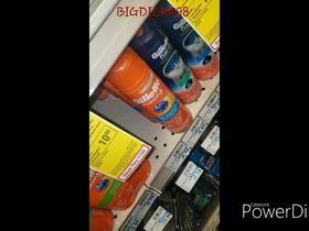 Пацан в магазине снимает на камеру как дрочит и кончает на ногу телке с классной жопой