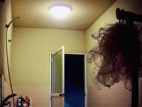 Скрытая камера в ванной комнате засняла одну очень худенькую голую казашку