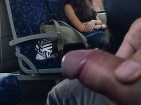 Парень дрочит маленький член на телку в поезде и снимает на камеру