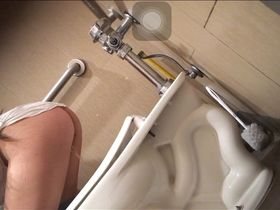 Муж заснял на тайную камеру туалете свою жену и как она ссыт