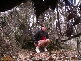 Чувак заснял на камеру в лесу как несколько телок ссут в кустах