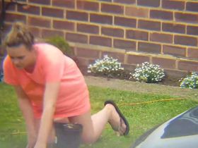 Соседка в коротком домашнем платье собирает траву в огороде пока парень ее снимает с окна