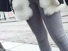 Подглядывание на остановке за стройной тёлкой в сексуальных штанах