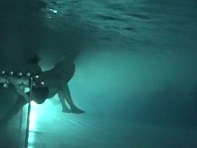 Замужняя тёлка перед скрытой камерой трахнулась с мужиком в бассейне под водой