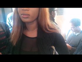 Мужик скрытой камерой в очках снял в метро грудастую негритянку