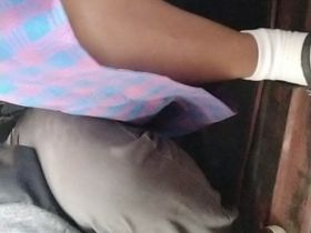 Мужик в автобусе под юбкой у девушки снял скрытой камерой её трусики