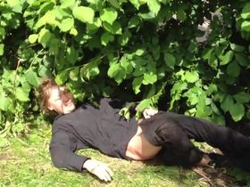 Грудастая давалка после ебли в кустах показывает пацанам свои большие дойки