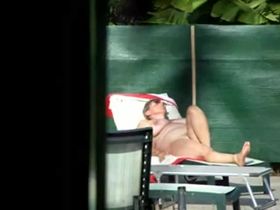 Мастурбация коротко стриженой толстухи во дворе на шезлонге