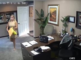 Фигуристая секретарша в кабинете засветила свои трусики перед скрытой камерой