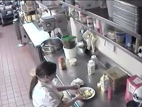 Тёлка на кухне в кафе вставила сосиску в манду и использовала её для хот-дога