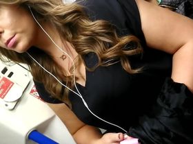 Парень в метро пялится на большие сиськи девушки и заглядывает ей в декольте