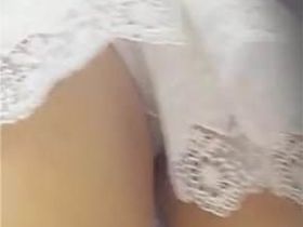 На рынке мужик забрался камерой под платье молоденькой девки и увидел её трусики