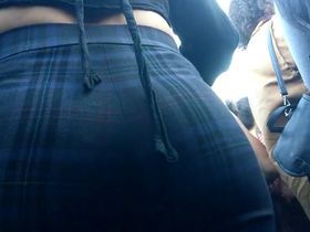 Парень в толпе снимает на улице круглую попку молоденькой девушки в штанах