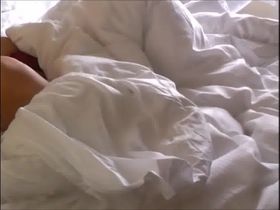 Утренняя мастурбация жирной мамаши в постели на глазах у сына