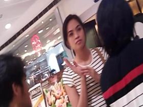 Парень в кафе завёл камеру под платье няшной азиатки и заснял её трусы