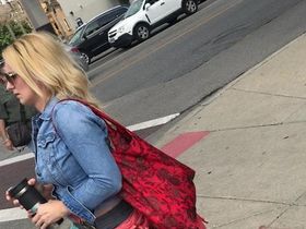 Мужик снял на перекрёстке круглую попу низенькой блондинки в облегающих штанах