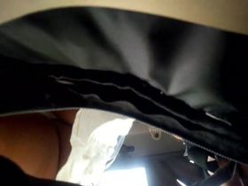 Мужик в автобусе забрался камерой под юбку жены друга и снял её белые трусы