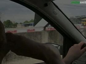 Жена в машине заставляет мужа лизать её ножку и грубо мнёт ступнёй его хер