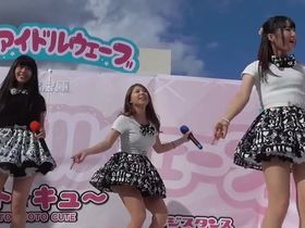 Молодые азиатки выступают на сцене и позволяют заглядывать под их короткие юбки