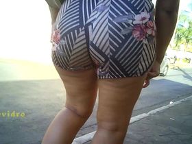 Парень на рынке и на улице снимает красивые задницы фигуристых девушек