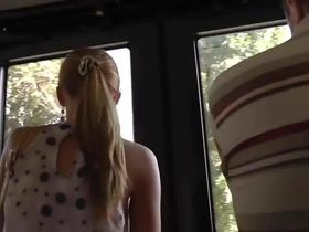 Мужик в троллейбусе снял под юбкой у худенькой хохлушки её розовые трусики