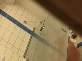 Фигуристая баба моется в душе на глазах у пасынка и показывает ему бритую пизду