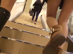 Пацан на лестнице заглядывает под короткие юбки студенток азиаток