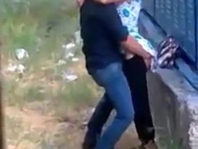 Потрахушки замужней давалки с соседом на улице стоя снятые скрытой камерой