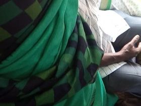 Мужик в автобусе тыкает хуем в упругую жопу женщины с косой