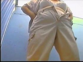 Толстая женщина переодевается в пляжной кабинке и вытирает небритую манду