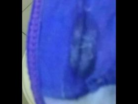 Сын рассматривает в туалете мамины ношеные мокрые трусики