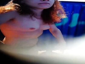 Засвет голого тела рыжей девки на пляже