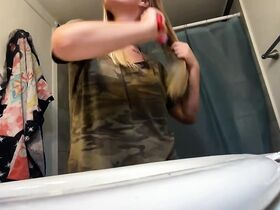 Подгляд в ванной за голой подругой