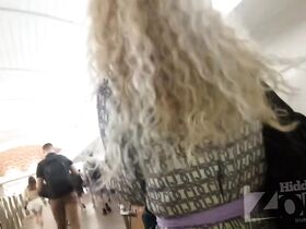 Подглядки за сочной жопой незнакомой дамы